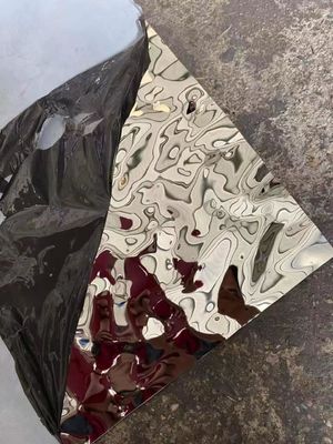 ورق استیل ضد زنگ گرید 201 با پرداخت آینه‌ای مشکی و طرح موج آب در ابعاد 1219x2438 میلی‌متر برای پنل‌های دیواری تزئینی