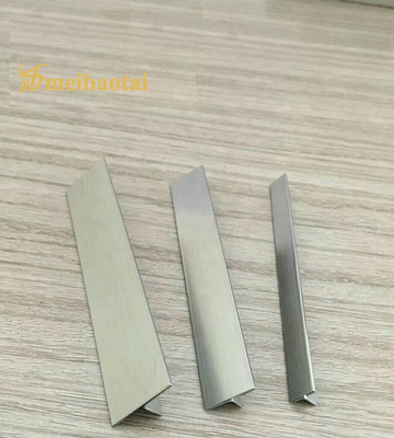 تریم کاشی بلنوز استیل T6 X 3048 میلی متری نقره ای طرح خط مو